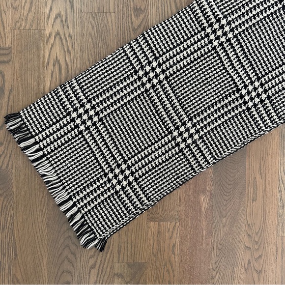 SOLD Anthropologie Vintage 100% Wool Houndstooth Woven Scarf in Black and Cream - Picture 4 of 7